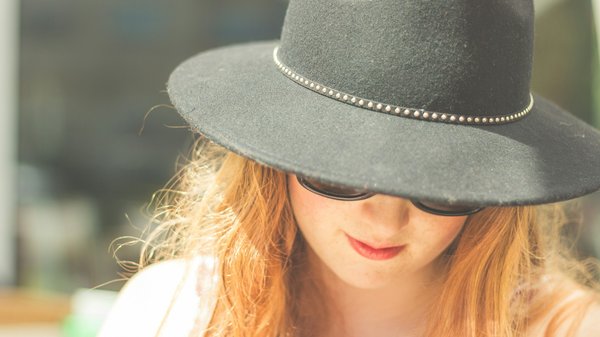 Comment porter des chapeaux en feutre pour un look d'automne élégant?